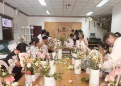 学生们运用色彩搭配和造型技巧深化领会创新的物化载体