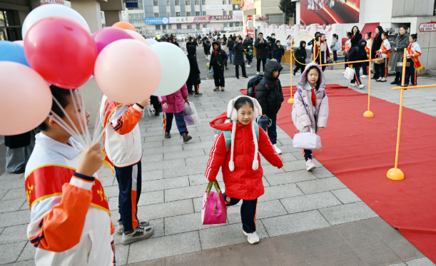 主题班会一体化德育形式年级分层施行善行笃行远行