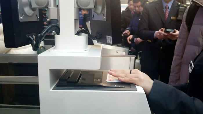 直击春运首日：铁陆空担起30亿运力