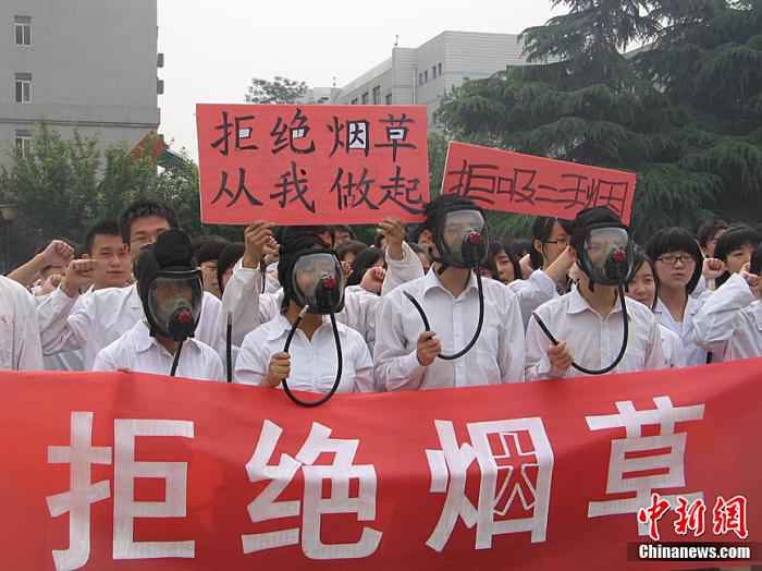 烟草镜头过多 电影《南方车站的聚会》获“脏烟灰缸奖”